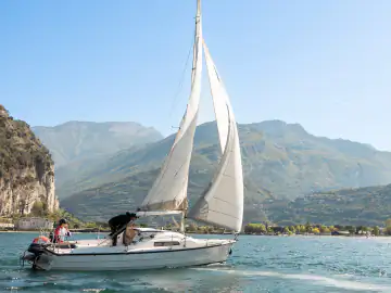 Farr 750 beim Segeln vor der Bergkulisse des nördlichen Gardasees