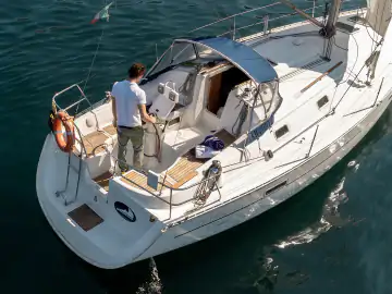 Beneteau Oceanis 33.1 aus der Vogelperspektive auf dem Gardasee