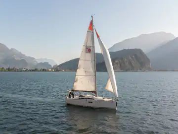 Jeanneau Sun Odyssey 349 „Viola“ beim Segeln auf dem Gardasee