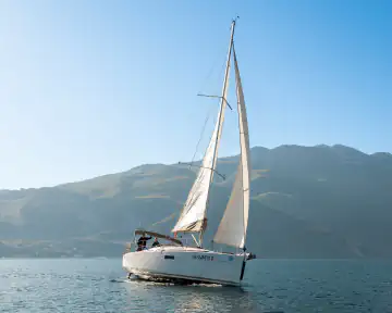 Segelboot bei einer entspannten Ausfahrt auf dem nördlichen Gardasee