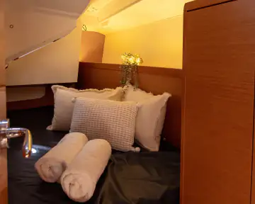 Bordküche und Wohnbereich der Jeanneau Sun Odyssey 349 „Viola“
