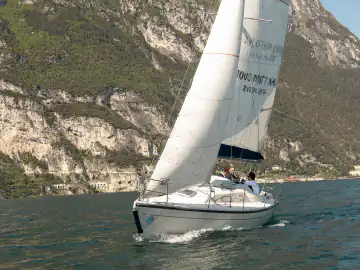 Sportliches Segelboot bei einer Ausfahrt auf dem nördlichen Gardasee