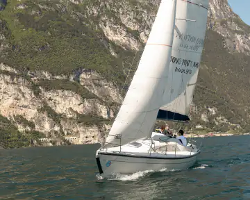 Sportliches Segelboot bei einer Ausfahrt auf dem nördlichen Gardasee