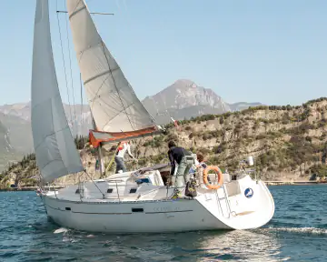 Segelboot unter vollen Segeln auf dem nördlichen Gardasee
