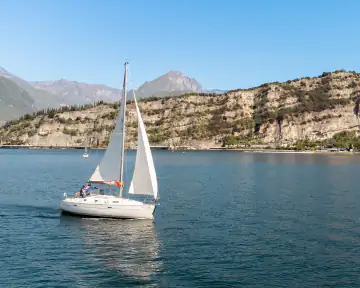 Segelboot bei einer entspannten Ausfahrt auf dem Gardasee