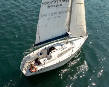 Dehler 28S aus der Vogelperspektive beim Segeln auf dem Gardasee