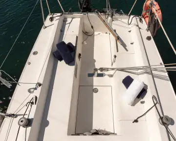 Cockpit der Farr 750 mit Sitzflächen und Handtüchern an Bord