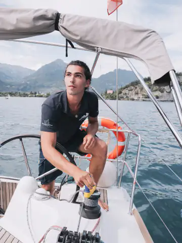 Skipper von Gardasee Charter an Bord eines Segelboots am Gardasee