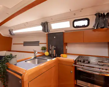 Moderne Bordküche mit Herd und Spüle im Innenraum des Segelboots
